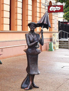 Mary Poppins from top to toe.